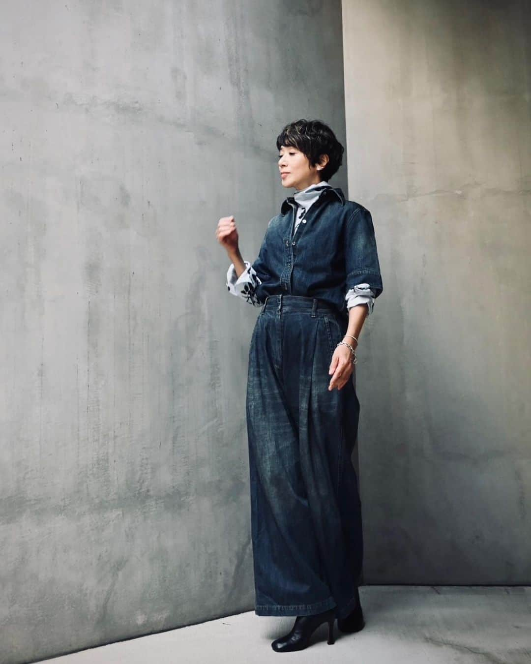 黒田知永子のインスタグラム：「.  denim on denim デニムシャツの中にブラウスを着たらアクセントになって、また違う雰囲気になります☺︎ 季節によっては中にニットを着てもいいし👏 早く肌寒くならないかな… このコーディネートではデニムはサイズ１を履いています。 少し足元のブーツが見えると可愛いな！と思って💙  《23日にインスタライブをします。ぜひご覧になって下さいね！》  #デニムシャツ #ワイドデニム #yunahica_chieko  @yunahica  #黒田知永子 #chiekokuroda」