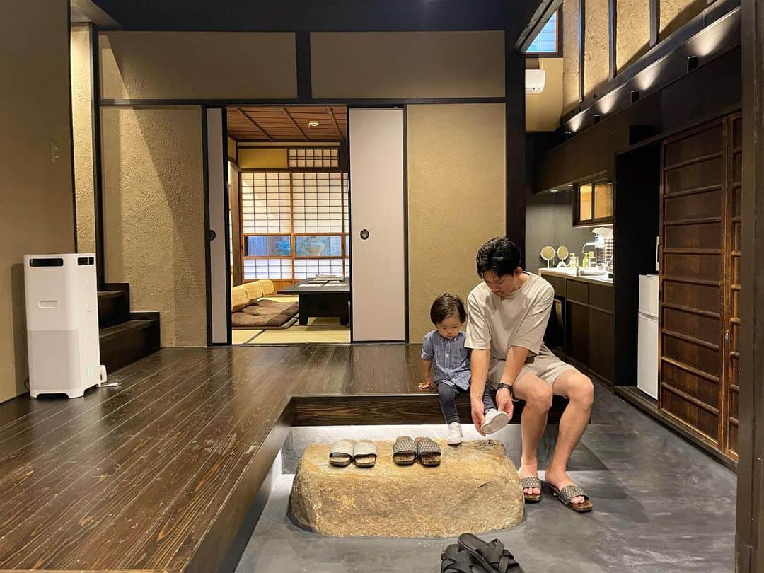 田中響子のインスタグラム：「先日、京都に遊びに行ってきました🍂  素敵なご縁をいただき 鈴プレミアム @mita_machiya に 宿泊させていただきました！  鈴プレミアムは市内に全10棟あり、 今回はその中で築年数110年の 京町家をリノベーションした 風雅というお宿をチョイス。  一棟貸しなので広々としていて 息子は広〜い土間でずっと 三輪車を乗り回して遊んでいました🚲笑  縁側とお庭も素敵だったので 今度投稿しようかな🌿」