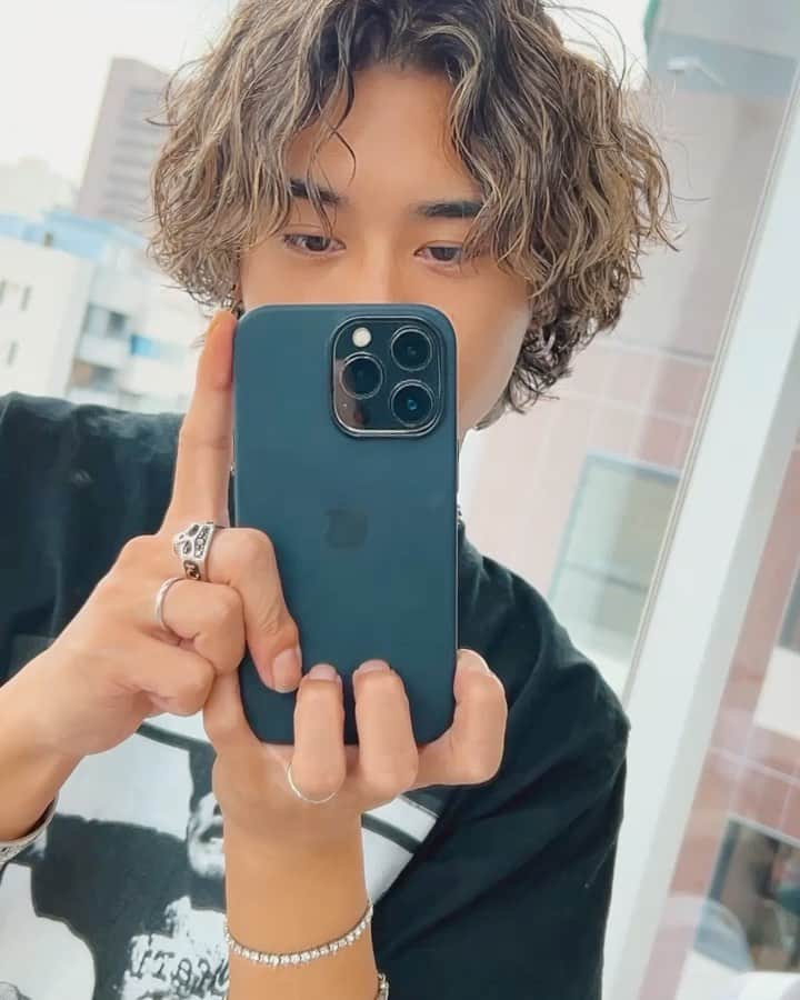 鈴木大二朗のインスタグラム：「ラフなスパイラルパーマが秋ヘアーの推しです🍂」