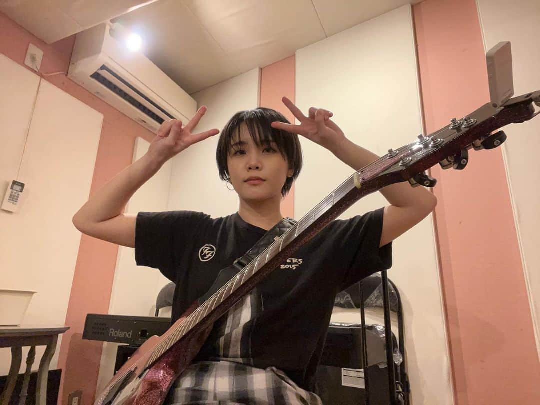 西沢幸奏さんのインスタグラム写真 - (西沢幸奏Instagram)「毎日スタジオ。 I'm at a music studio everyday.  #ダブルピース #ポージングのバリエーションなさすぎ #タイマーで撮りました #guitar #ギター #RYOGA #西沢幸奏 #shienanishizawa」9月20日 23時48分 - shiena_nishizawa