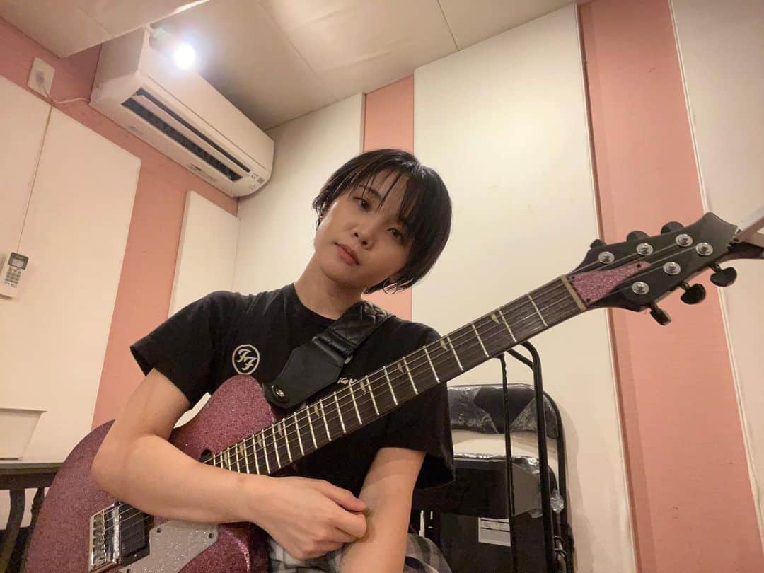 西沢幸奏さんのインスタグラム写真 - (西沢幸奏Instagram)「毎日スタジオ。 I'm at a music studio everyday.  #ダブルピース #ポージングのバリエーションなさすぎ #タイマーで撮りました #guitar #ギター #RYOGA #西沢幸奏 #shienanishizawa」9月20日 23時48分 - shiena_nishizawa