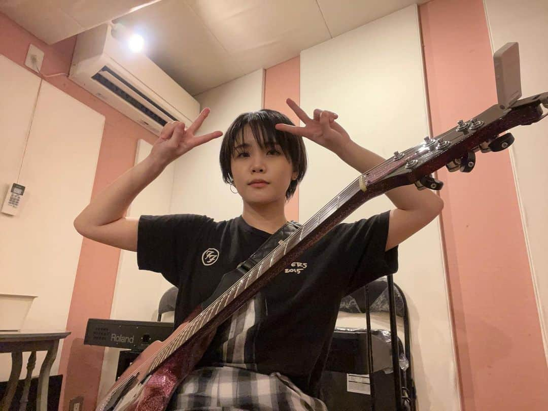 西沢幸奏のインスタグラム：「毎日スタジオ。 I'm at a music studio everyday.  #ダブルピース #ポージングのバリエーションなさすぎ #タイマーで撮りました #guitar #ギター #RYOGA #西沢幸奏 #shienanishizawa」