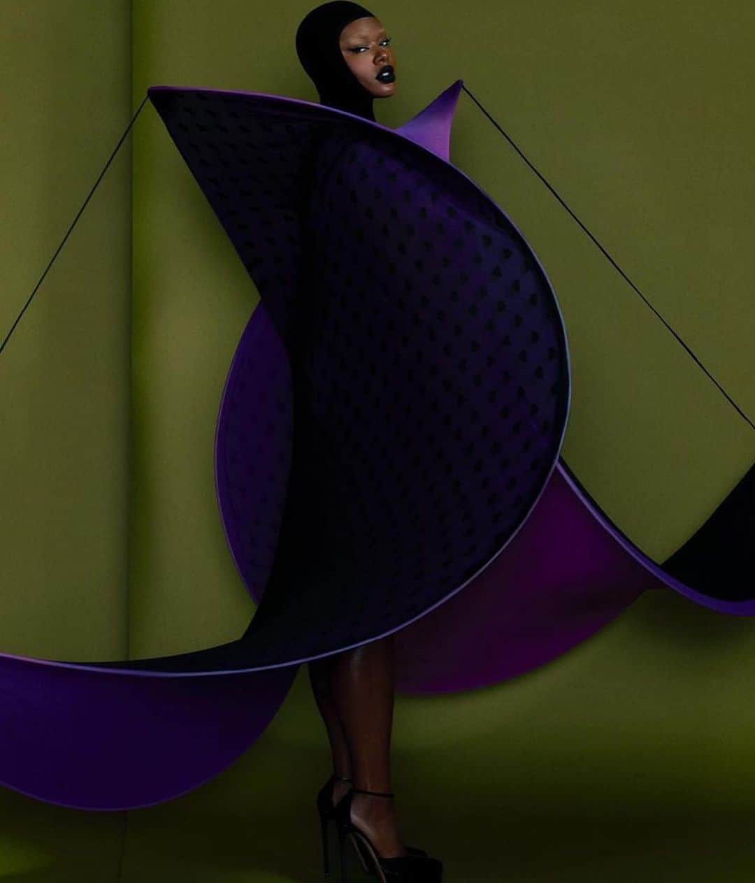 IMG Modelsさんのインスタグラム写真 - (IMG ModelsInstagram)「Flower Power. 🌺 #PreciousLee takes the cover of the new @ellebrasil. 📷 @zee_nunes 👗 @julianagmnz 💄 @raisaflowers #IMGmodels」9月20日 23時49分 - imgmodels