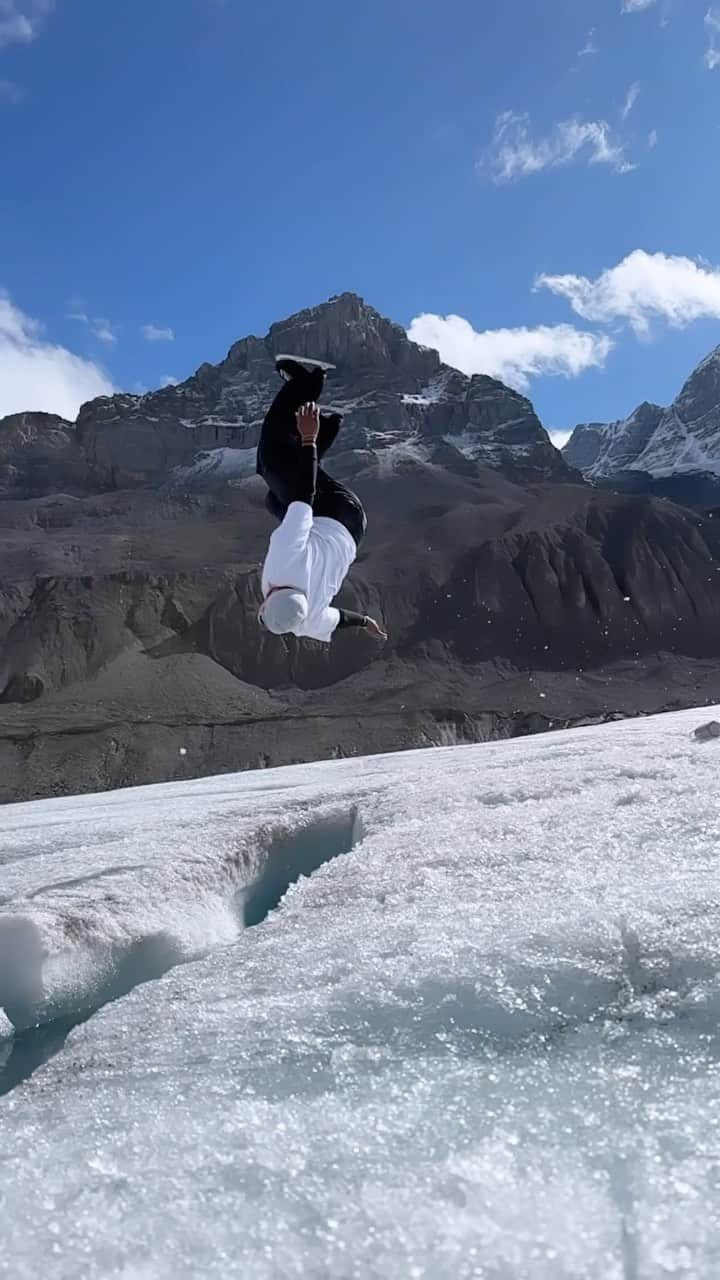 エラッジ・バルデのインスタグラム：「This might be the first backflip on a GLACIER 🧊 That setup was sooo sketchy 😳 Never let them know your next move… • Videographer | @michelleldawley」