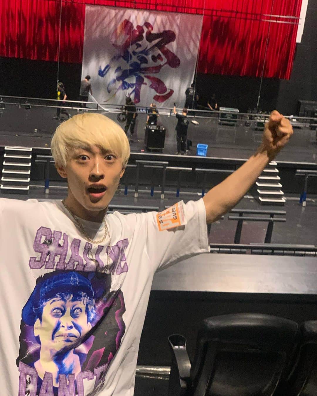古閑裕のインスタグラム：「KEYTALK DANCEJILLION Tour 2023 セミファイナル。マジで仕上がりきってた素晴らし楽しいライブ良かったです♪ 画像は観に来てくれたシンガーズハイのりゅーいち君。ありがとう😊 #keytalk」
