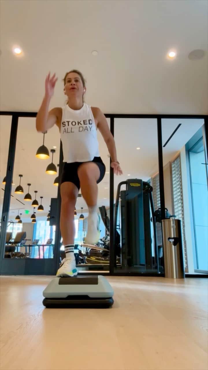 キャンディス・キャメロン・ブレのインスタグラム：「Determined to make cardio fun again with my Stoked Step 🫀💃🏼✨ @kirastokesfit」