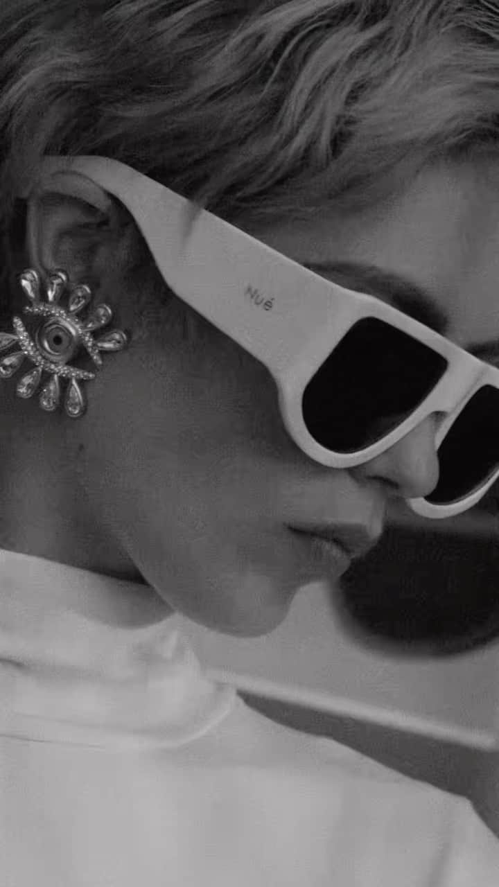 のインスタグラム：「Linda Farrow & Nué in a film ‘IT girl’  Discover full story on lindafarrow.com nue-studio.com  Creative direction, production & styling @romanoffa_  Director & editor @kolpaquee  Video operator @dpbolotin  Set designer @olga_malyshenko  Voice @kaylaehle  Model @prettycreepy @egomodels_ukraine  Makeup & hair @vetrova_sasha_  Style assistant @yulia_kochelaba  Location @kultphotostudio」