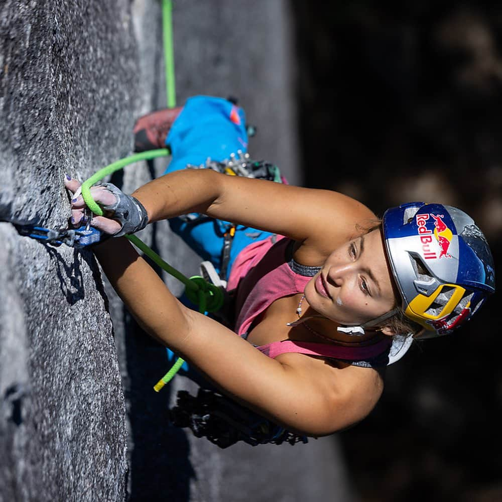 サッシャ・ディギーリアンのインスタグラム：「💙 some joy climbing - I always end up with chalk on my face 🤷🏼‍♀️  by @timbanfield @totemmt  #squamish #climbing」