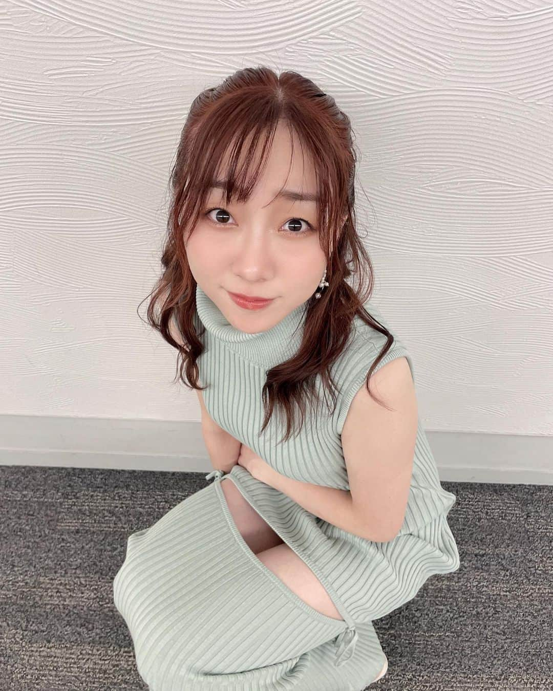 須田亜香里さんのインスタグラム写真 - (須田亜香里Instagram)「髪色可愛いでしょ☺️🧡  9月17日(日) #熱闘mリーグ  #髪色変えました #オレンジブラウン  #どこ見てるの #太ももチラリ #須田亜香里衣装 #あざとい  #ニットワンピ」9月20日 23時57分 - akarisuda