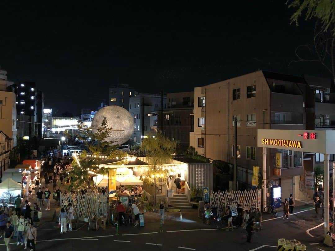 石井脩平さんのインスタグラム写真 - (石井脩平Instagram)「🌝 【ムーンアートナイト下北沢】 　 　 去年、始まったこのイベント。 今年も数日前から始まりまして、去年のんよりも大幅にパワーアップして、シモキタ中の商店街やらお店やら街ぐるみで盛り上がってる大イベントになってます。 素晴らしいなぁ言うてます。 　 　 去年のこの時期、線路街に急にドデカい月が現れて、八幡神社に急にドデカいウサギが現れた時は、衝撃的でした。 それがもう毎年のお馴染みになるんですね。 素晴らしいなぁ言うてます。 　 　 🌕🐇 今年はカトリック世田谷教会に場所が変わったり、月やウサギのアートの展示時間も増えて、見に行ったら常駐スタッフさんも大幅に増やしてはって、もうコレは数年後には「カレーフェスティバル」ぐらいのシモキタ大イベントになっていくんちゃうか言うてます。 ええやんか、素晴らしいやんか言うてます。 　 　 まぁ、ずっと世田谷区長みたいなこと言うてますけども、誰が何を言うてんねん意味分からんねん…という感じですけれども、去年も投稿してたんで、その写真を見返したら、この1年だけでも色々と変わったんやなぁとか思わされております。 　 　 🎑 今年はほんま去年には無かった、下北沢でお馴染みのあのお店やあのお店とのコラボ企画とか限定メニューとか目白押しで、東北沢駅の屋上も特別に入場できて、また新しいアートがあるみたいで、それも見たいなぁ言うてますし、あと、ワレラが同期のとらふぐ田畑 @yuichitabata  が星空解説員となって登場して、天体の色んな話聞きながら線路街空き地広場でみんなで一緒に天体観測できるという無料イベントもあるみたいなんで、皆さんも一緒に是非＆是非🐰 　 　 写真のこの日も空き地広場では、下北沢映画祭とコラボ企画で「ウルトラセブン55th 特別上映会」＆トークショーが見れました。 　 この涼しいなってきた時期に、もうニット帽ええんちゃうかぐらいの、もうそろそろ長袖羽織れるんちゃうかぐらいの気候の涼しい夜に屋外で天体観測、めっちゃええやんか🐰 言うてます🐰 　 　 　 #ムーンアートナイト下北沢 @moonartnight_shimokitazawa  　 #下北線路街 #カトリック世田谷教会 #BonusTrack #reload 　 #intrude @amandaparer  #Museumofthemoon @lukejerramartist  　 #ムーンアートナイト下北沢2023  #moonartnightshimokitazawa2023  　 #下北沢 #ボクらの街下北沢」9月20日 23時58分 - presidentchan141