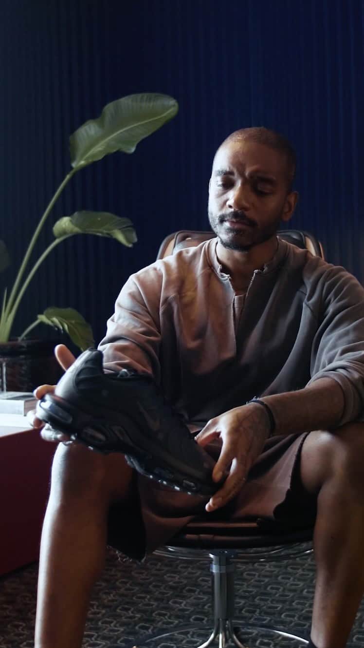 のインスタグラム：「Behind the design with @design.by.samuelross  Breaking down the @acoldwall x @nike TN98 collab」