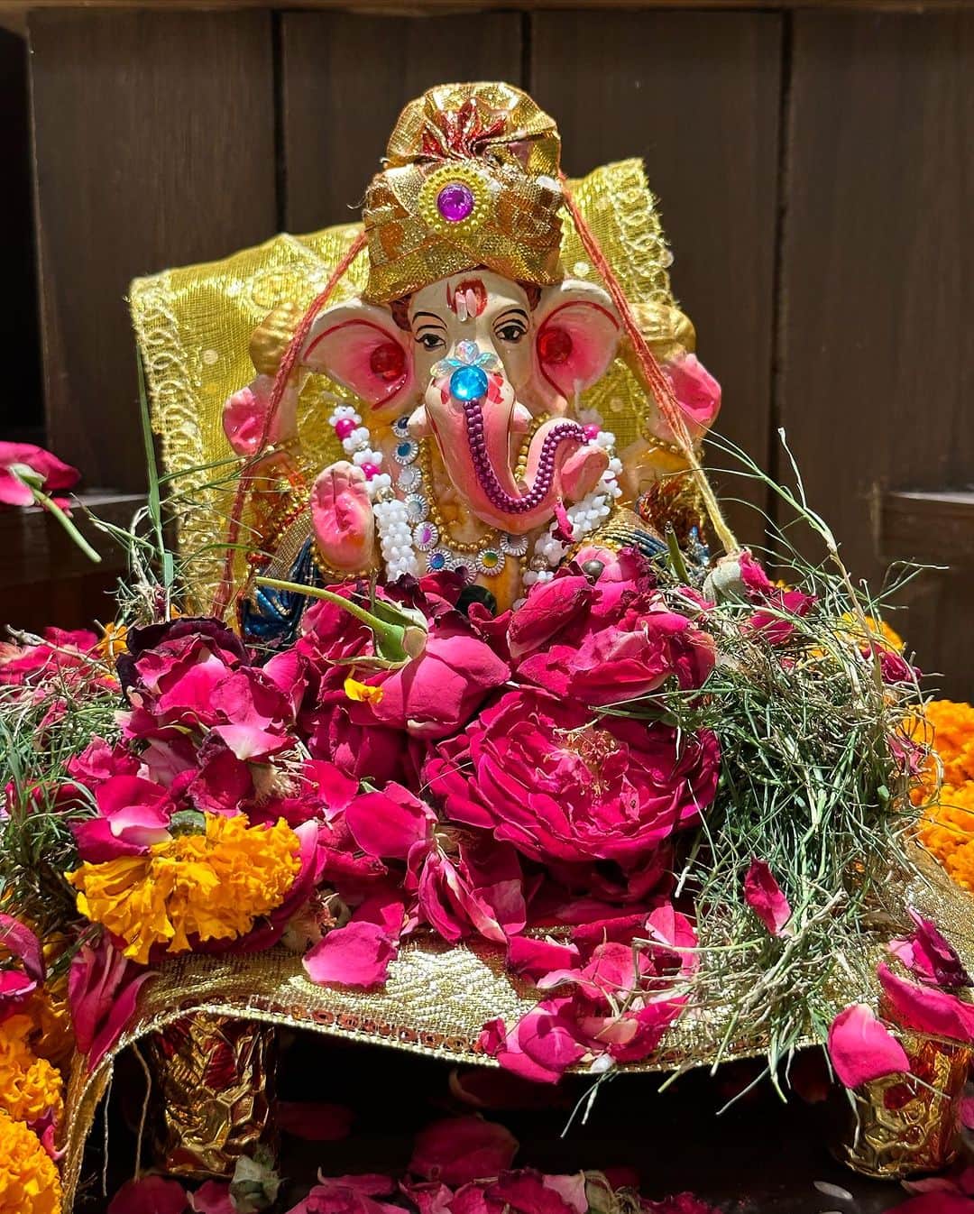 Sakshi Malikさんのインスタグラム写真 - (Sakshi MalikInstagram)「May the sweet modaks of Ganesh Chaturthi bring sweetness and joy to our lives throughout the year! Ganpathi Bappa Moriya!! 🙏🏻💛  #gratitude #celebration #blessed #ganeshchaturthi」9月20日 23時58分 - sakshimalikk