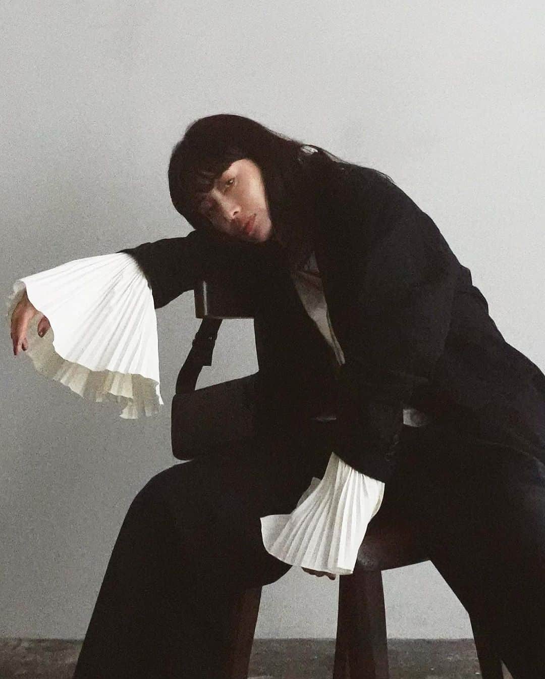 JUNNAのインスタグラム：「明日は可愛い新作が集中していて🤯🤯🤯🤯🤯 ご紹介が追いついていない...💦💦💦  オータムコレクションで私が1番気に入っている 大好きな大好きなニットも...ブラウスも...トレンチもー  お見逃しなく  #ETREポイントプリーツシャツ  #etretokyo」