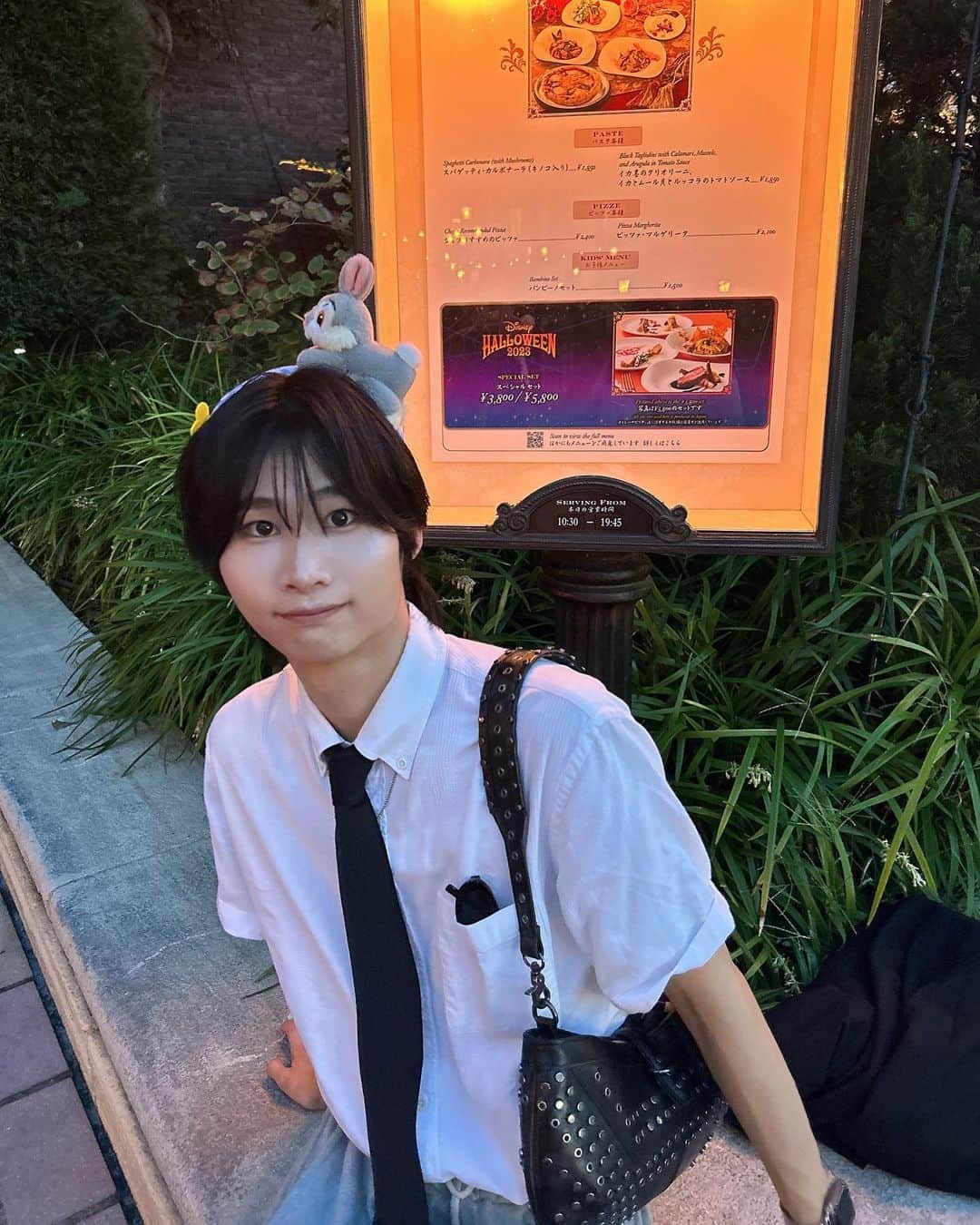 のインスタグラム：「20歳になりました！🌹  これからもずっと一緒だよ? ハタチのオンもよろしくです！  久しぶりのディズニー楽しかった🐰🩶   #おんおん日記」
