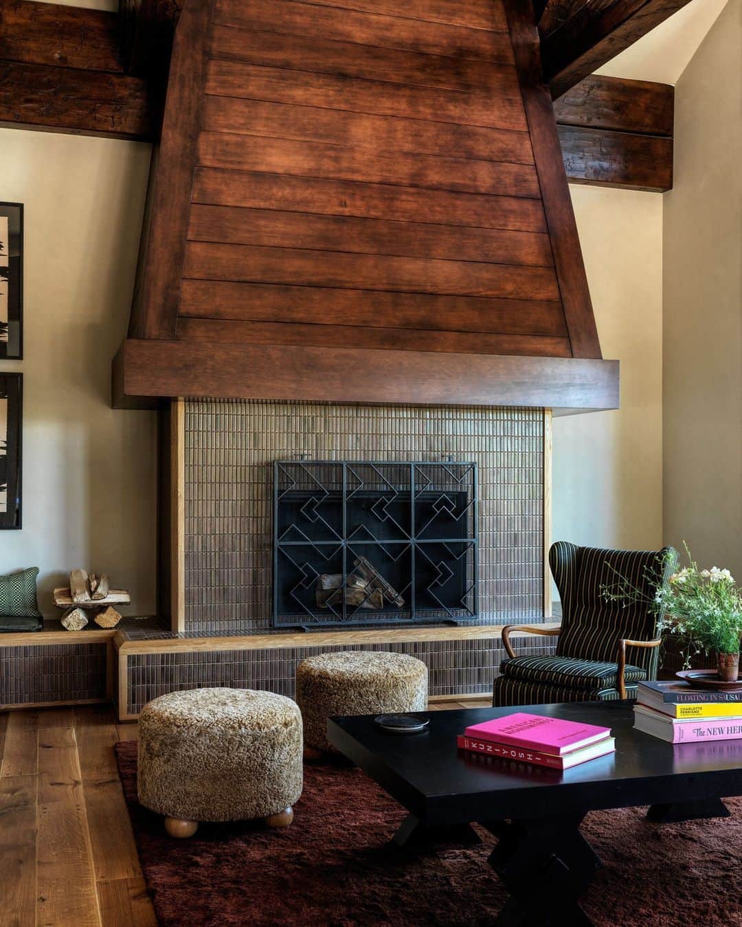 のインスタグラム：「Forget Switzerland—this Park City, Utah, getaway transports you straight to Japan. “It was important for it to feel like a real getaway,” says Stephanie Luk (@stephanieluk), director of interiors for Electric Bowery (@electricbowery), the Venice, California-based design and architecture studio. Consistent with the firm’s layered approach, the designers retained the chalet’s existing alpine appeal while simultaneously fine-tuning a fresh palette of surprising elements. The ryokan, or traditional Japanese inn, was a major point of departure for the interiors; each hospitality ritual adds an experiential layer to the design. In the great room, the fireplace and wraparound bench are clad in Japanese umi tiles.   Click the link in the bio to tour the rest of this non-traditional ski chalet, as featured in our October 2023 issue. Written by @janellezara. Photographed by @chrismottalini.」