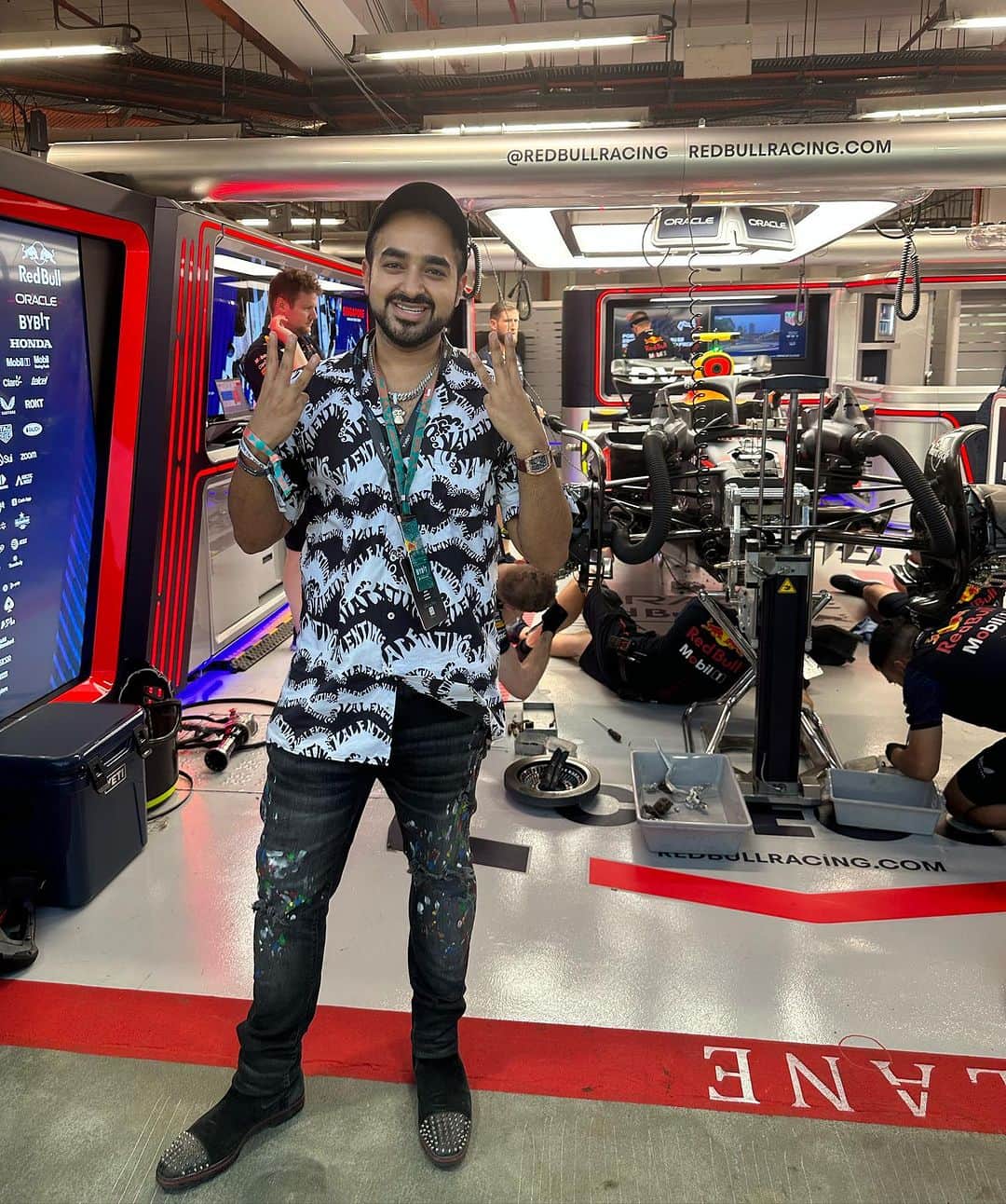 エヴァン・ルースラのインスタグラム：「Just experienced another exhilarating 🏎💨F1 night race in Singapore, marking my 4th year watching it live here and my 15th race in person around the world 🌎 🗓.   Though Monaco used to be my go-to favorite 🏁, Singapore has taken the crown this year 👑!   While I'm not focused on who's winning or losing 🤷‍♂️, the razor-thin 0.7-second gap between first and second place showcases the intense competitiveness that keeps me hooked on F1 🏆.   It's a tough world where even a lifetime of work can leave you in second place, and forgotten 😓😵‍💫. If you have the work ethic to always place first, come join my team and work with me! 🤌🤝  For all the fun and adventures, not just for @F1 but also for @Token2049 before , watch my highlights! 👀 🤣」