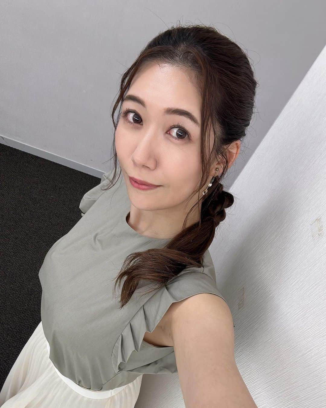 穂川果音さんのインスタグラム写真 - (穂川果音Instagram)「hairstyle  ポニーテールアレンジです😊  #ポニーテール　#ポニーテールアレンジ　#前髪アレンジ　#ヘアアレンジ　#hairarrange #hairstyle #高めのポニーテール」9月21日 0時15分 - hokawakanonn