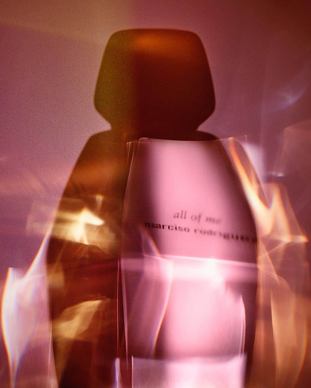 ナルシソロドリゲスのインスタグラム：「An accord of pure white musc brings an addictive quality to the fusion of rose centifolia and geranium bourbon in all of me.  #allofme #narcisorodriguezparfums #parfum #fragrance」