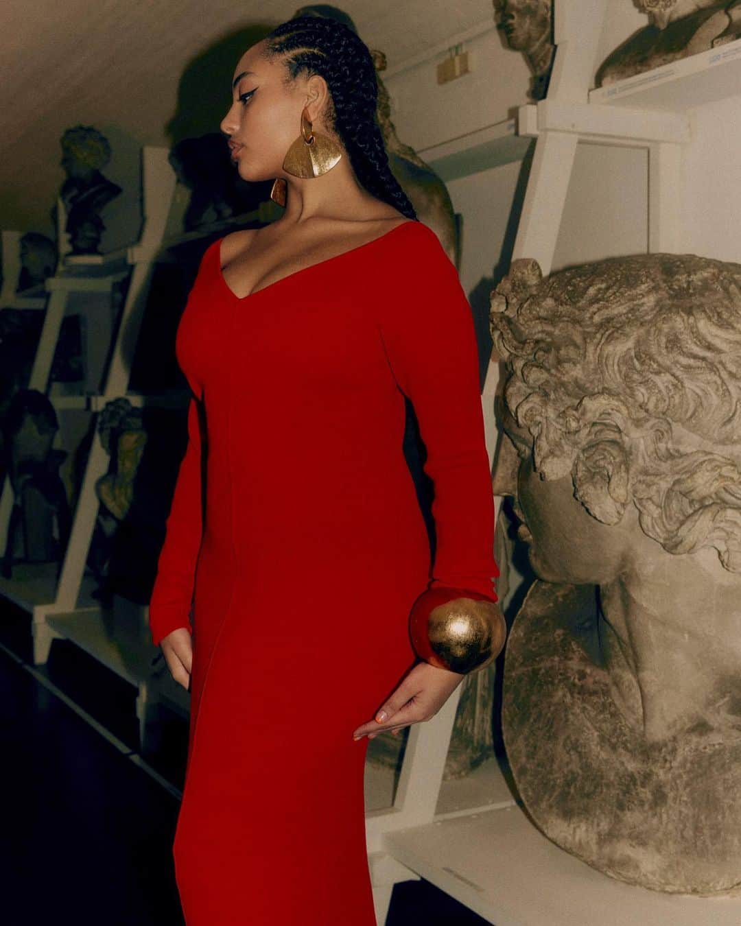 ゲスタズのインスタグラム：「Our beautiful knit dress is online now in two colours 🖤❤️」