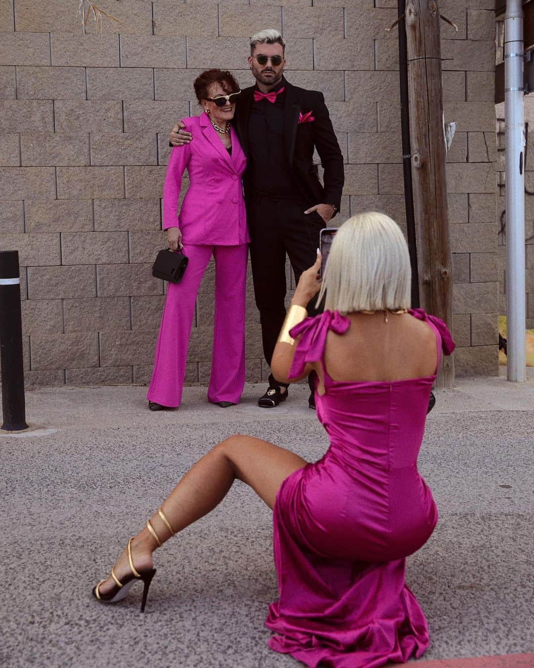 イリーナ・イワノワさんのインスタグラム写真 - (イリーナ・イワノワInstagram)「@FashionNova it’s a family affair 💗 What would you rather wear pink SUIT or PINK DRESS?  My dress in size S Mom’s suit in size L」9月21日 0時22分 - hipdoll