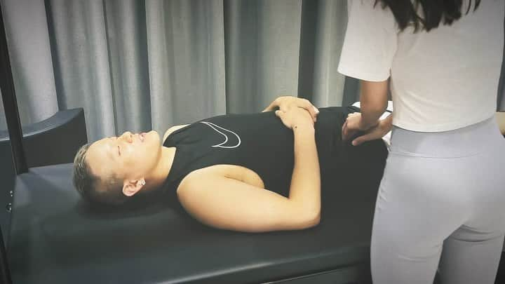 プニエル のインスタグラム：「Back was feeling a bit stiff so my pilates teacher was trying to relieve it through massage but… I’m too ticklish TT lol 😅😂  허리 조금 뻐근해서 필라테스 쌤이 마사지로 풀어주려고 했는데…내가 간지러움을 너무 많이 타 ㅠ ㅋㅋㅋ 😅😂」