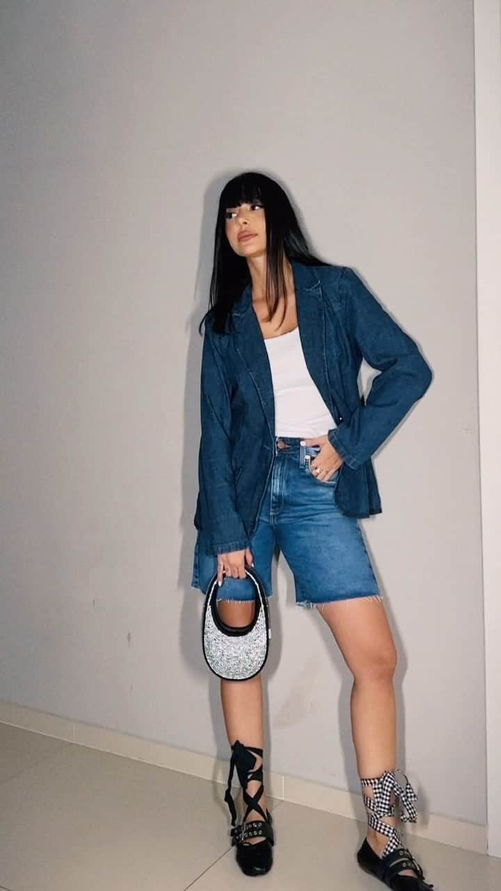 Gabriela Salesのインスタグラム：「Qual dos 3 looks vcs gostaram mais? Lacrinhas, sabiam que além de serem os jeans mais estilosos da vida, os jeans da @damyller também são os mais sustentáveis do Brasil? São mais de 40 anos produzindo jeans que vão dos clássicos aos fashionistas, sempre com foco na sustentabilidade e meio ambiente. Sou apaixonada!!! Qual vcs preferem? 💙💙💙 publi」
