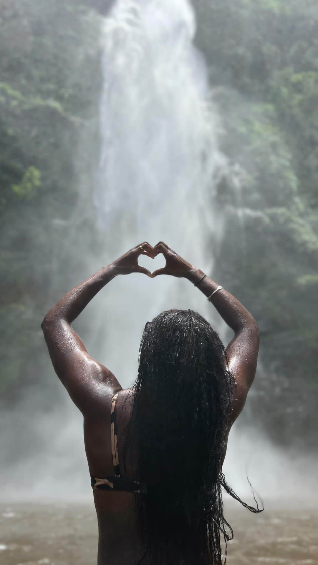 アシャ・フィリップのインスタグラム：「Always look after yourself, always.  Loving everything about my time in 🇬🇭🥰😍  #waterfall #holiday #nature #loveyourself #blackgirlmagic」