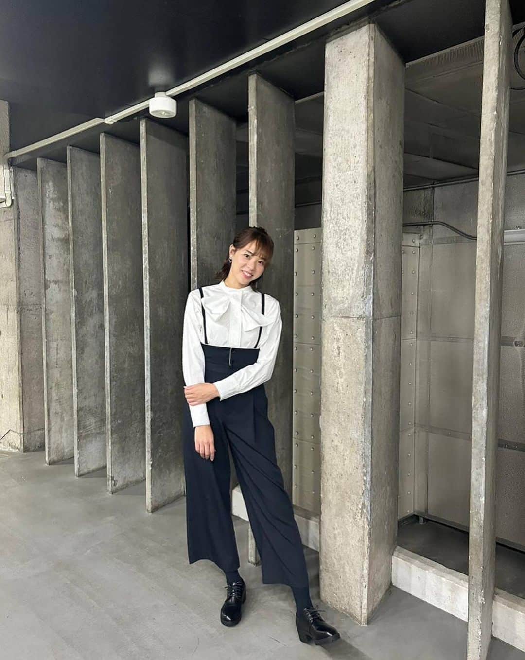 迫田さおりのインスタグラム：「・ パリ五輪予選/ワールドカップバレーボール大会女子 特設スタジオでの衣装 ・ シャツ&パンツ:#brownandstreet  ・ テクニック要らずのリボンが素敵でしたー‼︎ ありがとうございました😊」