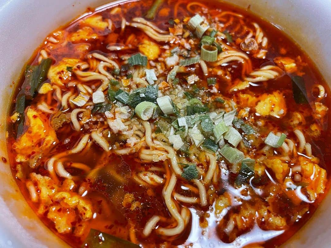 西井隆詞さんのインスタグラム写真 - (西井隆詞Instagram)「すがきやから 名古屋辛麺 鯱輪がカップ麺になって 発売されたと聞いたから 大阪でも買えると思い コンビニで探したけど買えず あきらめられへんかったから 会長に直接問い合わせ🤣 薬局のウエルシアで 買えると聞いたから 行って即買い 食べたけど再現度高くて 美味しかった フィニッシュは追い飯して 最後まで大満足でした😋 ご馳走サマンサタバサでした 皆さんも是非食べてみてー  #名古屋辛麺鯱輪  #鯱輪 #麺屋はなび監修 #すがきや  #カップ麺 #ウエルシア #薬局 #大阪でも買えます #名古屋 #ラーメン #ラーメン大好き #ラジバンダリ西井」9月21日 0時32分 - razibandari