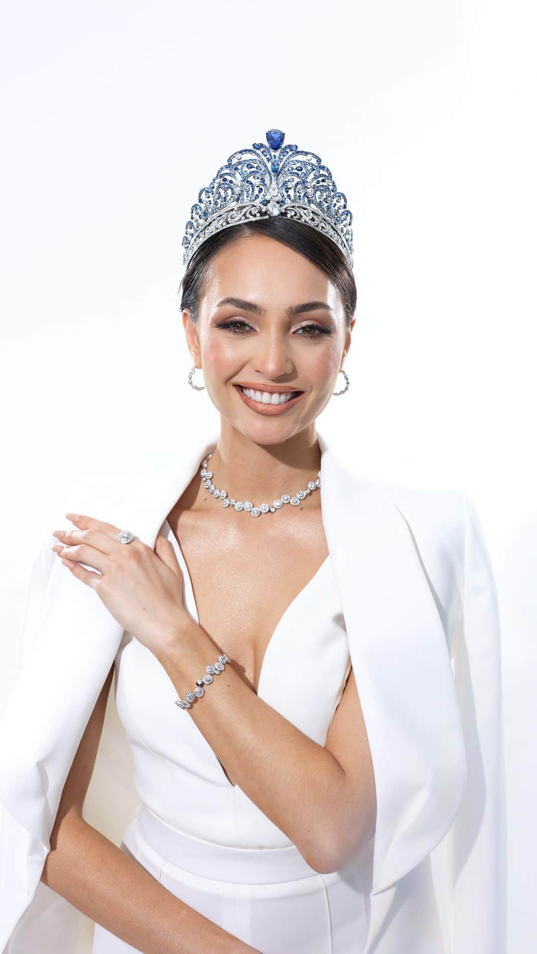 イリス・ミトゥネールのインスタグラム：「Throwback ✨👑  Enjoy this exclusive, behind the scenes look at @mouawad’s shoot with Miss Universe @rbonneynola in Thailand this past summer. R’Bonney shares some of her thoughts on the Force for Good crown - how are you a Force for Good? Tell us in the comments below ⬇️  #ad #ForceForGood」