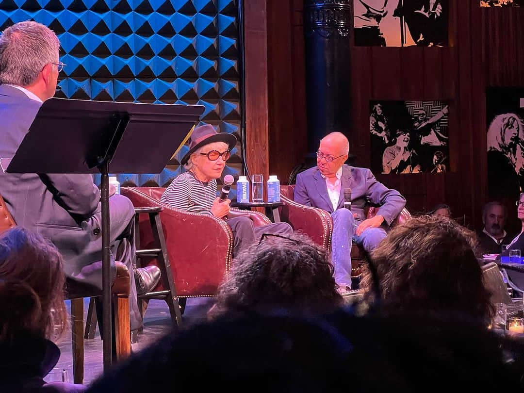 ラファエル・スバージのインスタグラム：「An absolutely amazing double feature @joespub  #gailmerrifieldpapp and #georgecwolfe discuss Gail’s new book about #joepapp “My Life With Joe Papp at the Public Theater.” Such a beautiful conversation about a giant in the American Theater. So touched by Gail’s astonishing stories and remembrances. Can’t wait to read the book!  This was followed by a beautiful new workshop of a musical called #theforgottenarm with music by Aimee Mann with Molly Hager, Michael Esper and written by Jonathan Marc Sherman. This is one that we will, no doubt, be hearing a lot more of. Gorgeous music and wonderful book! Bravo to the actors who brought such power to the evening. Beautiful work by Oscar Eustis and Jonathan Marc Sherman   We left The Public  floating on air. What an amazing night in the theater.」