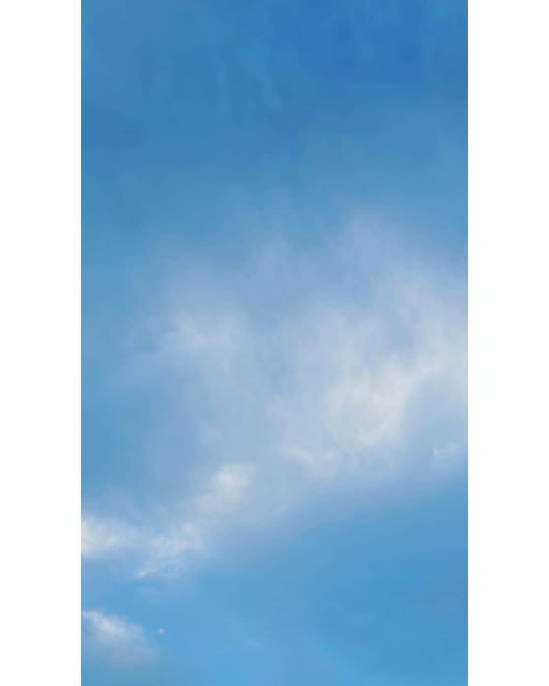 相楽伊織さんのインスタグラム写真 - (相楽伊織Instagram)「上から見たみたいな空。☁️  でも実際に空を上から見るって出来ないんだねえ なんか切ない🪐」9月21日 11時32分 - _iorisagara264_