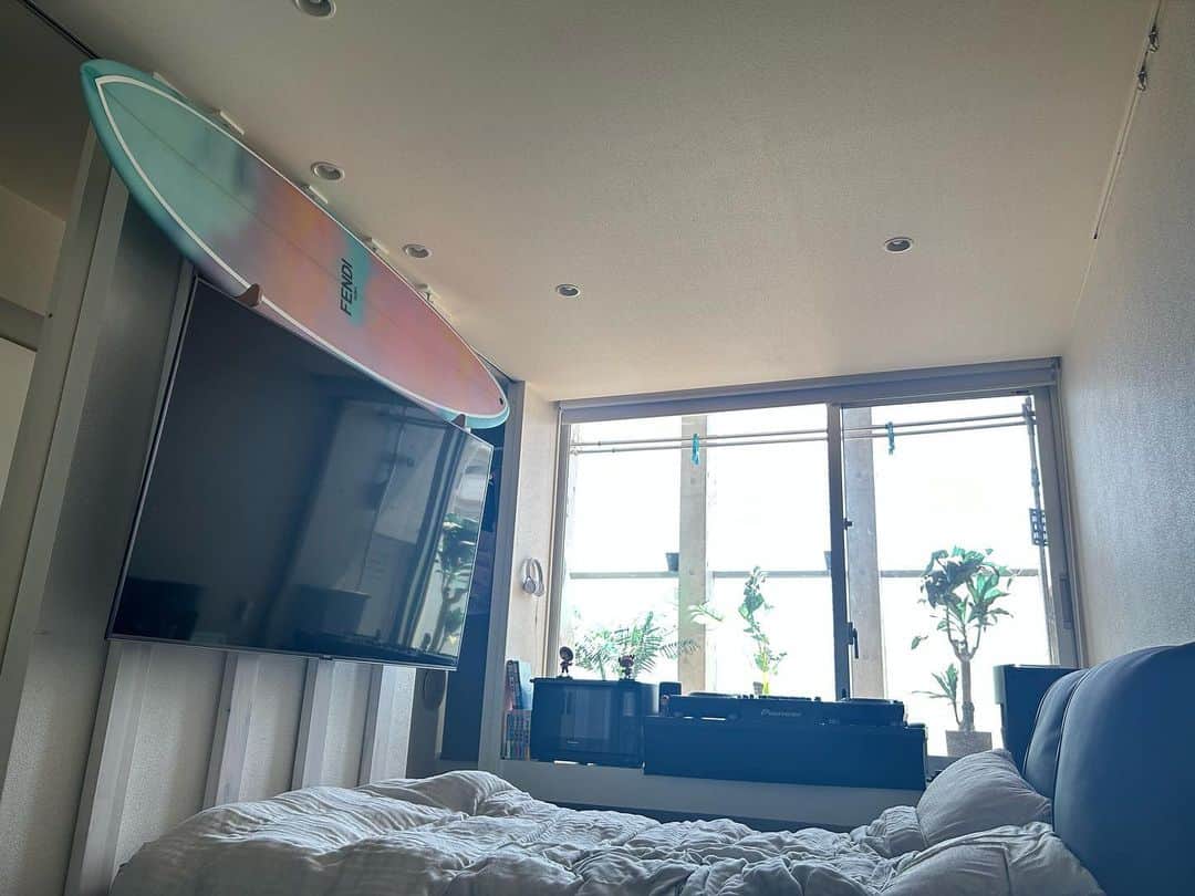 ジョナサン・シガーのインスタグラム：「My favorite room.  こだわりの自宅」