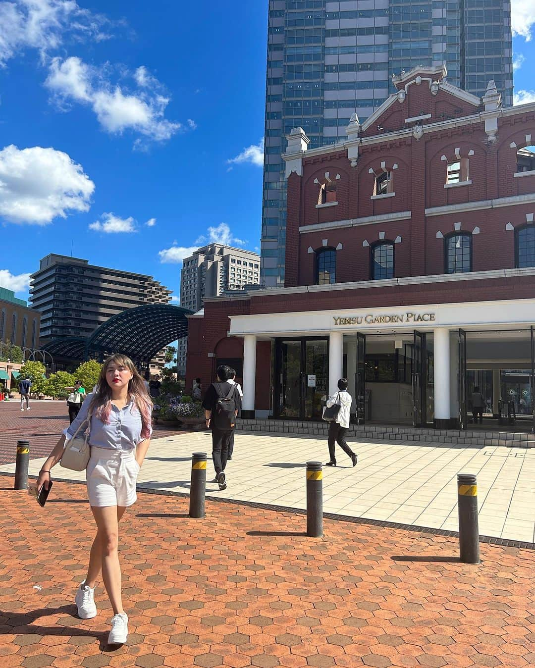 Vicky Shuのインスタグラム：「Pulang kampung setelah 4 tahun 😂😂  BECHANDYAAAAA BECHANDYAAAA Cuma transit sejenak di Tokyo mengobati kerinduan.  #perjalananvickyshu #tokyo #japan Di candid in @hitori.hiroyuki」