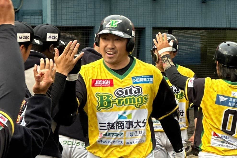 内川聖一のインスタグラム：「お知らせです。  2023年シーズンをもちましてプロ野球選手を卒業します。  昨年、NPBを引退し１年間大分B-リングスでプレーさせて頂き本日、２度目の引退のご報告をさせてもらえる事になりました。  松岡少年野球クラブで野球を始め、大分ブレーブス、大分工業高校、横浜ベイスターズ、福岡ソフトバンクホークス、東京ヤクルトスワローズ、大分B-リングスと約３３年間プレーヤーとしてやらせてもらいました。  その生活が終わることへの寂しさもありますが、それと同時に少しホッとしてる自分がいるのも正直な気持ちです。  大分B-リングスでのシーズンも9月23日、24日の2試合を残すのみとなりました。  お時間がある方は是非大分県臼杵市のフジジンの杜スタジアムへ足を運んで頂き、プレーヤーとしての最後の姿を見てもらえると嬉しいですし、大分B-リングスで頑張ってます若い選手を応援してもらえると嬉しいです。  #内川聖一」