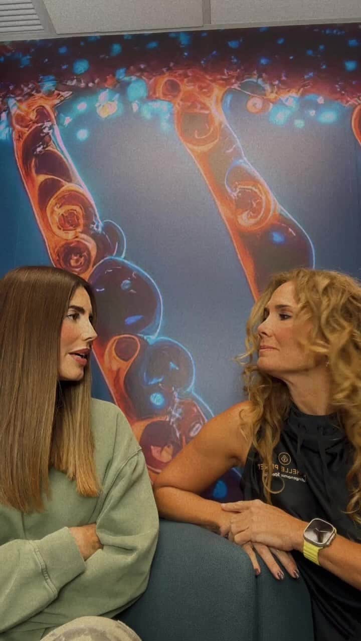 Gaby Espinoのインスタグラム：「Una conversación super chevere con @michellepeiret especialista en nutrigenica 🤍  El 28 de octubre tiene su conferencia CAMBIOS en Orlando .」