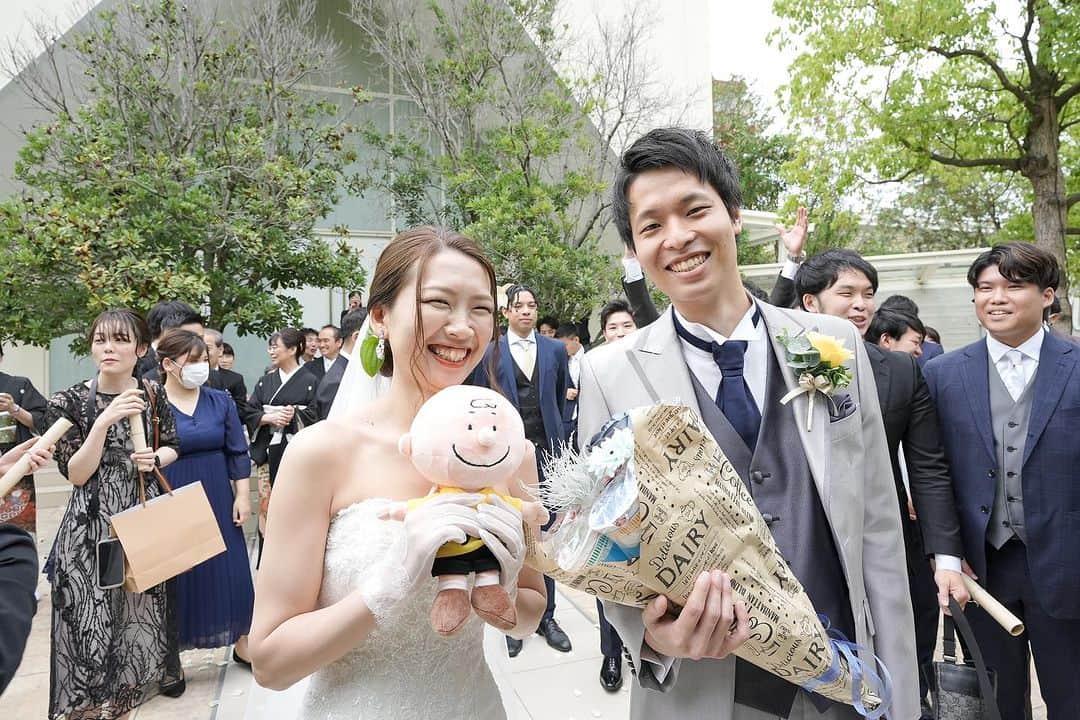 のインスタグラム：「. .  garden ceremony  . . ＿＿＿＿＿＿＿＿＿＿＿＿＿＿＿＿＿＿＿＿  ルシアスガーデン【LUSCIOUS GARDEN】  🌿 空と緑に包まれる開放的なリゾート空間 🌿 1200坪の広大な邸宅を1組で贅沢に貸切ウェディング 🌿 プール付き全天候型テラスでの料理パフォーマンス 🌿 大事な家族 ペットも一緒にウェディング  ▷ブライダルフェア開催中 詳細は @luscious_garden  プロフィールURLよりご予約可能です🍃  ▷ #ルシアスガーデン で検索🔍 @luscious_garden のフォロー #ルシアスガーデン  #lusciousgarden  の投稿をお待ちしております🤍✨ ＿＿＿＿＿＿＿＿＿＿＿＿＿＿＿＿＿＿＿＿  #ウエディング#wedding#ゲストハウス#ブライダル#結婚式準備#尼崎結婚式場#結婚式レポ#プレ花嫁#大阪プレ花嫁#日本中のプレ花嫁さんと繋がりたい#プレ花嫁さんと繋がりたい#式場見学#式場選び#式場探し#ブライダルフェア#大阪結婚式#兵庫結婚式#尼崎結婚式場#花嫁#花嫁diy#卒花#卒花嫁レポ#ウェディングフォト#前撮り#前撮りポーズ#前撮り和装#後撮り#和装前撮り#ルシアスガーデン#lusciousgarden」