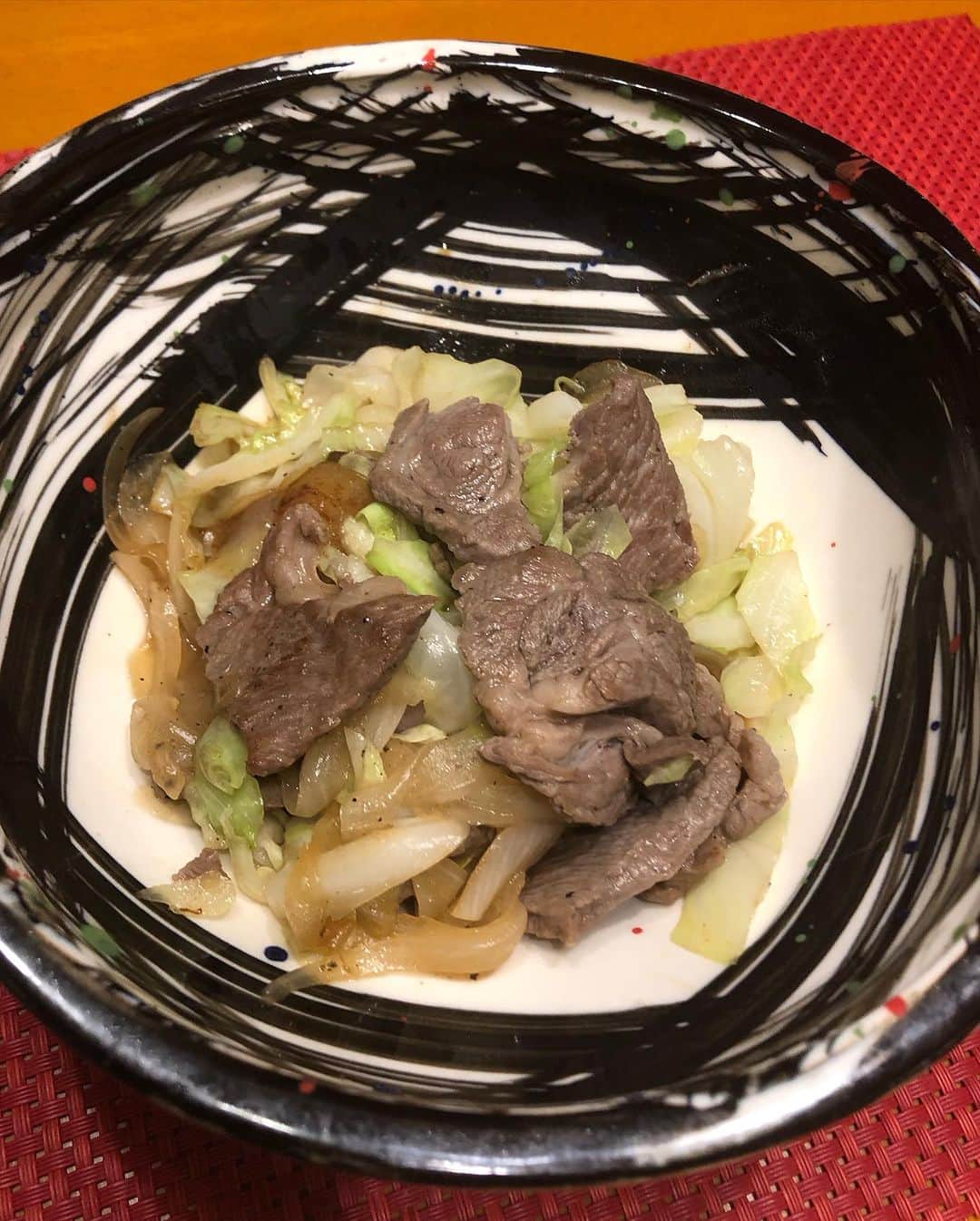 大和田獏のインスタグラム：「#ばくめし ラムとキャベツ玉ねぎの中華風炒め。(ラム肉、キャベツ、玉ねぎ、オイスターソース、醤油、お酒、塩胡椒、小麦粉) キュウリ🥒と竹輪のマヨポン酢和え。 ラムは大好きです。 昔、モン・サン・ミシェルの近くの森の中の小さなホテルで食べたプレサレと言うラム肉は忘れられない味です。」