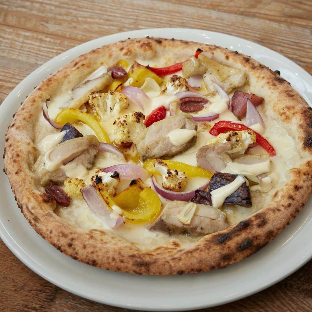 800DEGREES JAPANのインスタグラム：「* 800°DEGREES SHINJUKU& MINAMIAOYAMA  We started New Pizza!  『Roasted Herb Chicken & Seasonal Vegetables with dukkah spice』 Crema with red onion,peperonata,colorful potato,roasted cauliflower,aioli sauce  Click link to see full menu!  #800degreesjapan」