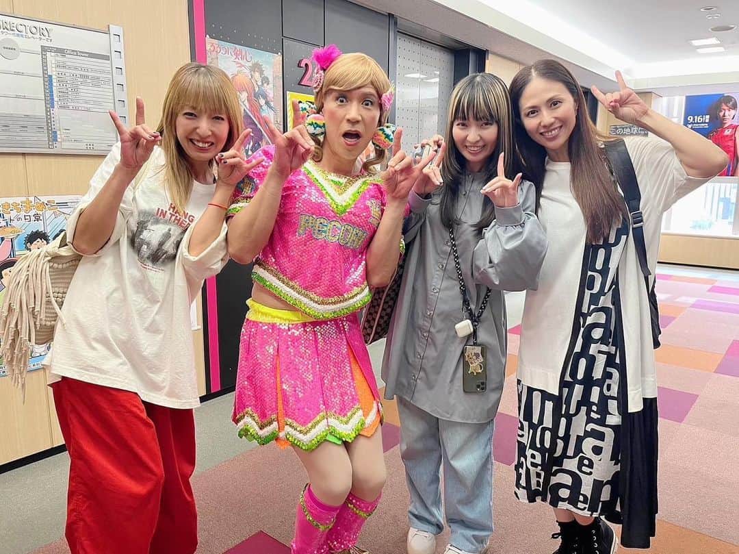 Minaのインスタグラム：「・  『オールスター合唱バトル』の練習で フジテレビにへ な、な、な、ゴリエちゃんに遭遇 ヨ・ロ・コ・ビ〜。  #max#nana#reina#mina#オールスター合唱バトル #合同練習#ママ合唱団#」