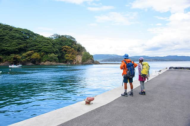 日本の国立公園さんのインスタグラム写真 - (日本の国立公園Instagram)「Visit Japan’s Cat Island and neighboring Ajishima Island this winter on the Michinoku Coastal Trail 🐈🚶‍♀️  The 1,025 km Michinoku Coastal Trail includes a charming section in Miyagi from Ishinomaki Port to Ayukawa Port via Tashirojima, also known as Cat Island, and the nearby island of Ajishima. These islands are blessed with a mild climate and offer tranquil hiking with vibrant autumn foliage. 🍁🥾  The first ferry takes hikers from Ishinomaki to Odomari Port on Cat Island. Cats were originally brought over to help protect the island’s silkworm farms from rats, and they now outnumber the human population by almost four to one! Fishermen also prayed to cats for a big catch, and cats are celebrated at Neko Shrine. ⛴😻  Take the connecting ferry to Ajishima Island and enjoy a beautiful swimming beach and unpaved trails through bamboo tunnels. If time allows, pay a visit to the Dowameki Lighthouse on the southern edge of the island before taking the final ferry to the Ayukawa Port. ⛴🏊‍♀️  Hiking through the relaxing scenery of these tiny islands, both with only a small number of residents, showcases a unique window into a Japan far away from the hustle and bustle of city life. ☀️🎒  📍 Tashirojima and Ajishima Islands, Miyagi   📸 Hikers looking at the sea near Dowameki Lighthouse 📸 Hikers at Odomari port 📸 Hiking through the forest 📸 A stray cat with hikers in the background  #NationalParksJP #SanrikuFukkoNationalPark #Tashirojima #Ajishima #Miyagi #WinterHikes #CatIsland #MichinokuCoastalTrail #WinterWalks #JapanTravel #Japan #Travel #Tourism #ExploreJapan #DiscoverJapan #VisitJapan #日本 #国立公園」9月22日 10時00分 - nationalpark_japan