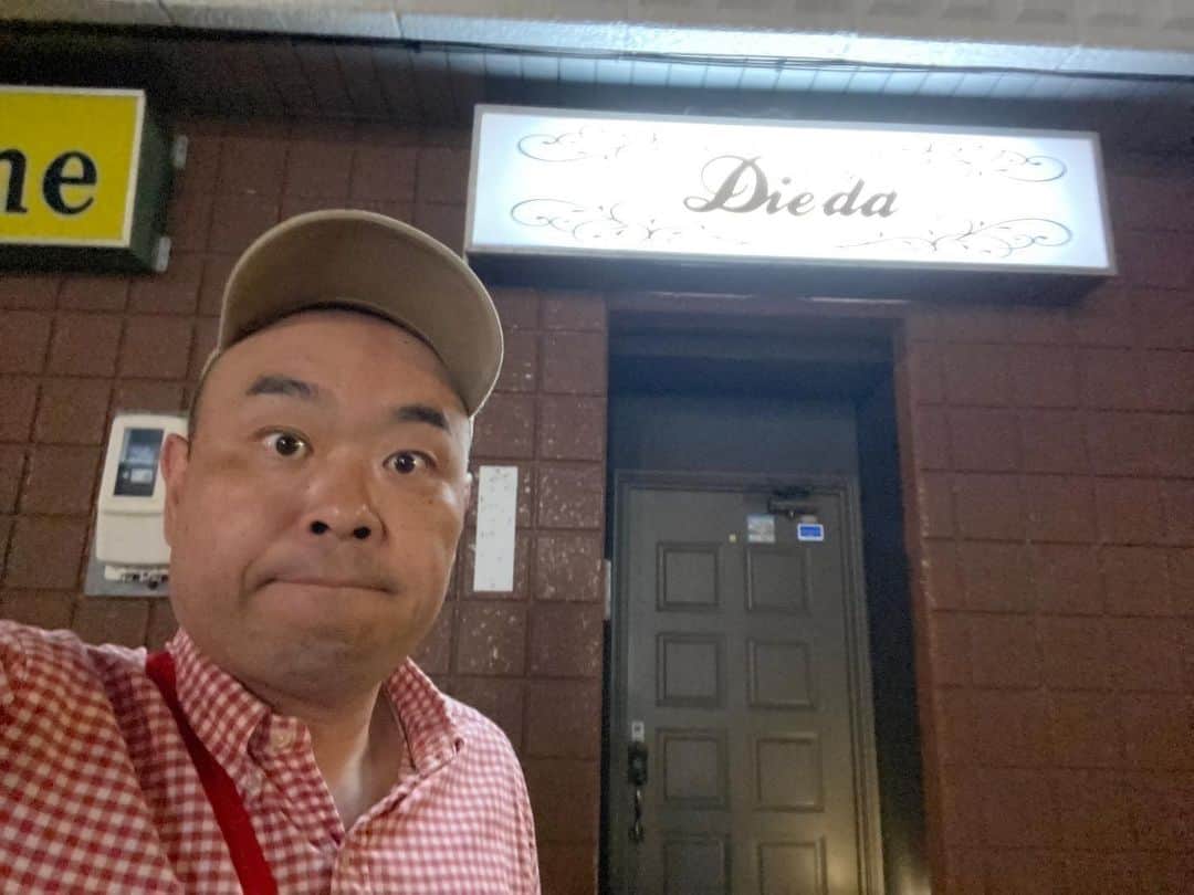 かねきよ勝則さんのインスタグラム写真 - (かねきよ勝則Instagram)「昨日は紋別にあるDiedaさん、LaLaさんにも『旭川演芸祭2023』のポスターを置かせていただきチケットも購入して頂きました😄  紋別はちょこちょこ遊びに行く街でいつも会う友達から帰りのバスでどうぞと紋別名産セットを頂きました😭  いつも色んな方によくしてもらってありがたい限りです🙇‍♂️  #紋別 #Dieda #LaLa #旭川演芸祭2023 #紋別名産セット #新宿カウボーイ #かねきよ」9月21日 10時03分 - shinjyukucowboy_kanekiyo