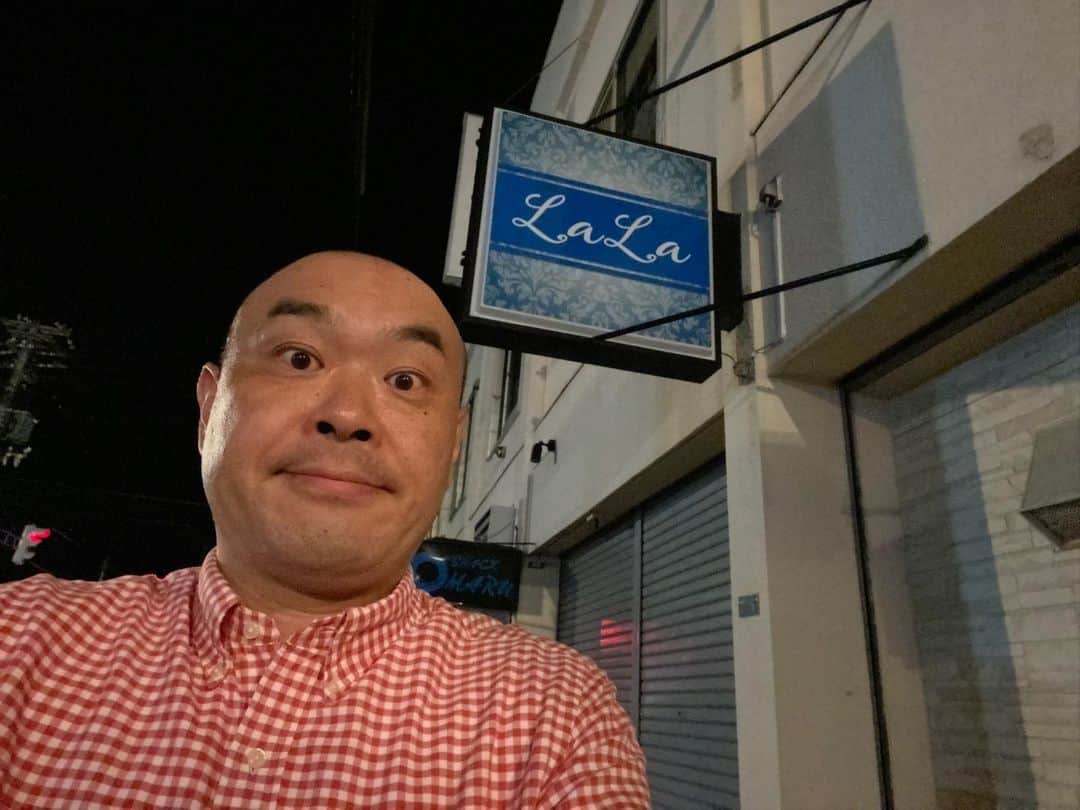 かねきよ勝則さんのインスタグラム写真 - (かねきよ勝則Instagram)「昨日は紋別にあるDiedaさん、LaLaさんにも『旭川演芸祭2023』のポスターを置かせていただきチケットも購入して頂きました😄  紋別はちょこちょこ遊びに行く街でいつも会う友達から帰りのバスでどうぞと紋別名産セットを頂きました😭  いつも色んな方によくしてもらってありがたい限りです🙇‍♂️  #紋別 #Dieda #LaLa #旭川演芸祭2023 #紋別名産セット #新宿カウボーイ #かねきよ」9月21日 10時03分 - shinjyukucowboy_kanekiyo