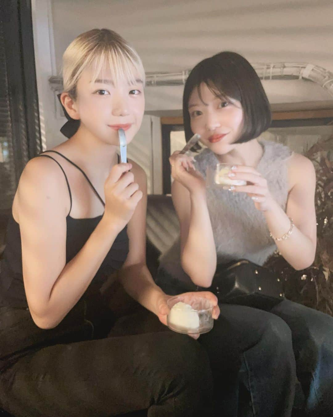 板橋よしえのインスタグラム：「. ゆうほちゃん＆れんちゃんと一緒にひかりの写真展に行ったあとは、TONER TOKYOへ☕️  れんちゃんがプロデュースしている  @idoly_cafe のお話、とても興味深かった。れんちゃん、凄いなあ。 ゆうほちゃんとれんちゃん。 色白さんでなんだか似ているふたり🤍🤍」