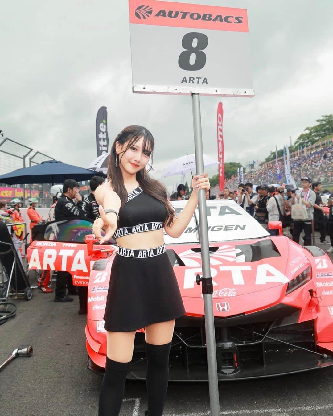 今井みどりさんのインスタグラム写真 - (今井みどりInstagram)「最後のグリッドボードはなんとポールポジション！ 8号車を待ってる間色んなことを考えてウルウルしちゃいました🥹ww 最高の景色を目に焼き付けてきました🫡✨  もう20回くらいボードを持たせていただいたからもう緊張とかなかったんだけどこの日はすっごく緊張したー🤣❣️  結果的にポールトゥウィンでほんと最高で幸せでした🥲✨  #SUPERGT#ARTA#MUGEN#HONDA#autobacs」9月21日 10時13分 - imaimidori