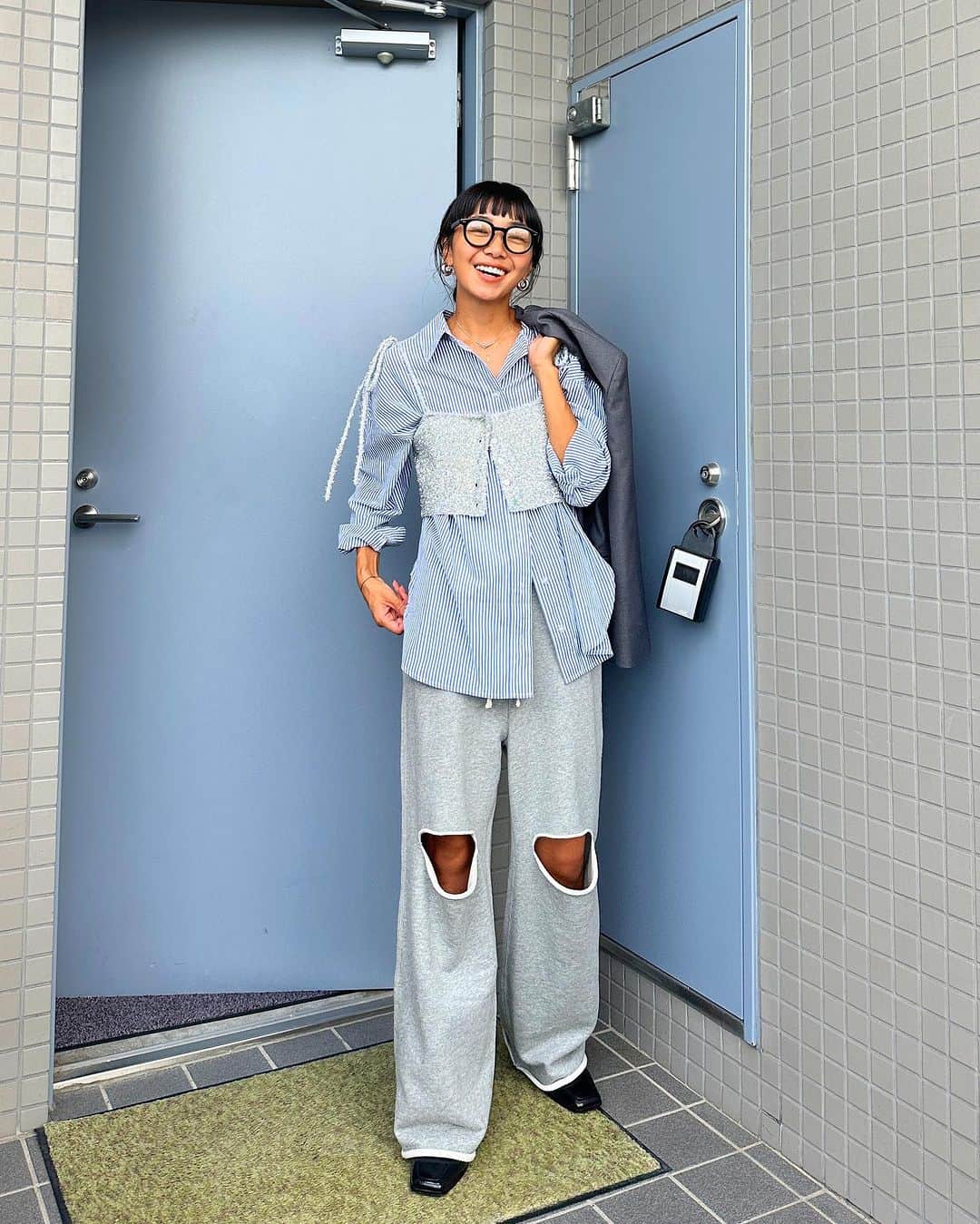 ungrid_yurieさんのインスタグラム写真 - (ungrid_yurieInstagram)「オーバージャケットもスウェットパンツもグレー推し🩶🩶 パンツの裾がクルってしちゃってるのも可愛いし 長ければ好きにカットして自分サイズにするのもいい👍🏽  ニットビスチェはブルーがキレイな色みでタイプ🩵🩵 レイヤードしてこそおしゃれでかわいいアイテムですね😋 #searoomlynn #カラーファッション」9月21日 10時23分 - chiku_y34