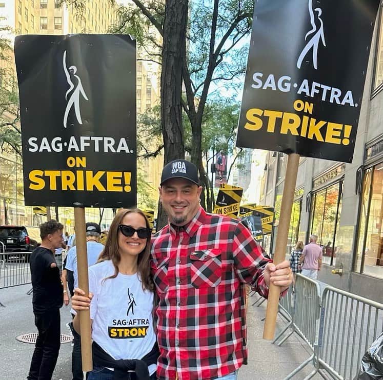 ナタリー・ポートマンのインスタグラム：「Proud to walk in solidarity with @sagaftra, @wgaeast, and @writersguildwest 🌟#SAGAftraStrong #WGAStrong」