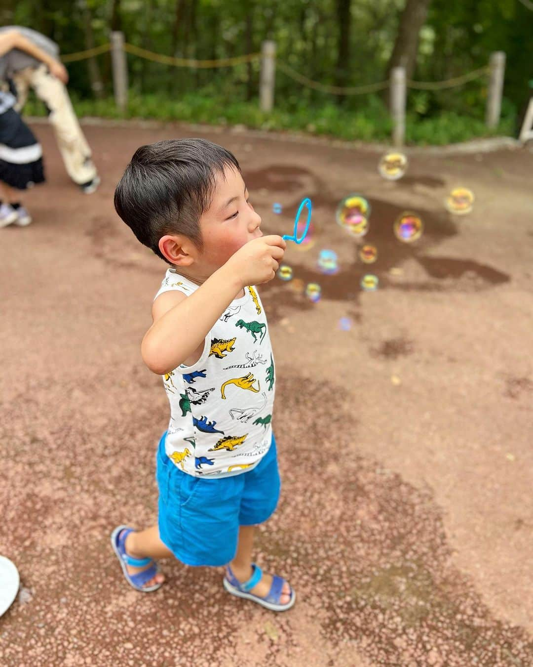 藤田志穂さんのインスタグラム写真 - (藤田志穂Instagram)「こんなおチビがいつか私の身長を追い抜く日がくるのだろうか。。。（追い抜いてもらわなきゃ困るけど） ・ 何て事ない映えない写真だけど、私にとっては、一緒に写ってるだけで特別な写真☺️ ・ そして最近 👦「母ちゃんの事、絶対におばさんって呼ばない！」と言っていたので、それをしっかり録画しておきました🫡 ・ #思い出メモ #もうすぐ6歳 #大好き過ぎてどうしよう #って言うと #それでいいんだよ #って諭される🤣」9月21日 10時20分 - shiho_fujita44