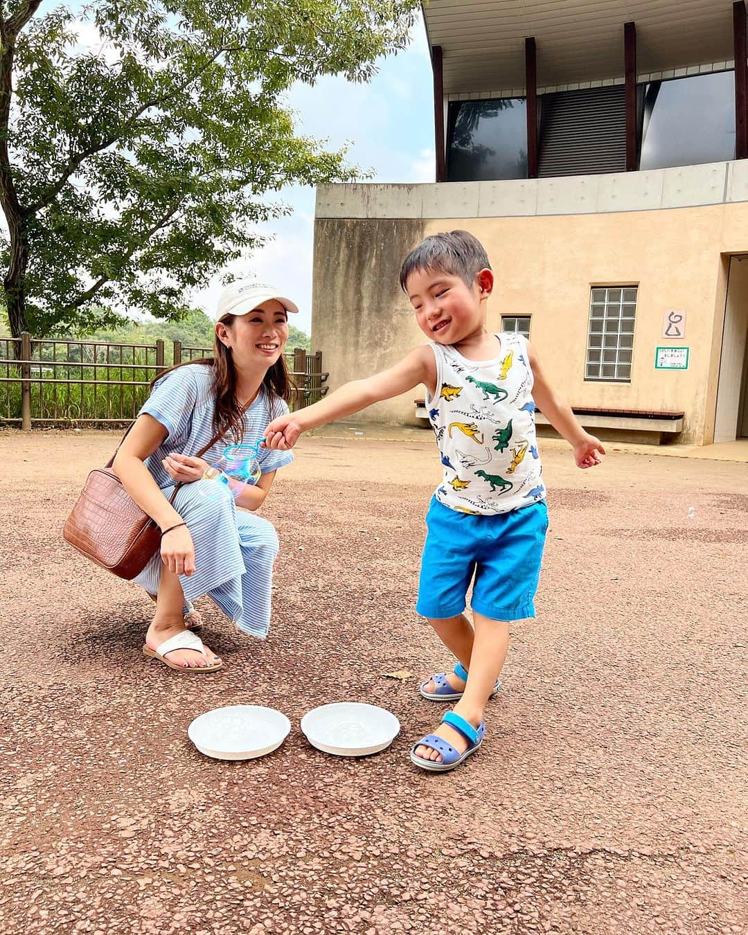 藤田志穂さんのインスタグラム写真 - (藤田志穂Instagram)「こんなおチビがいつか私の身長を追い抜く日がくるのだろうか。。。（追い抜いてもらわなきゃ困るけど） ・ 何て事ない映えない写真だけど、私にとっては、一緒に写ってるだけで特別な写真☺️ ・ そして最近 👦「母ちゃんの事、絶対におばさんって呼ばない！」と言っていたので、それをしっかり録画しておきました🫡 ・ #思い出メモ #もうすぐ6歳 #大好き過ぎてどうしよう #って言うと #それでいいんだよ #って諭される🤣」9月21日 10時20分 - shiho_fujita44