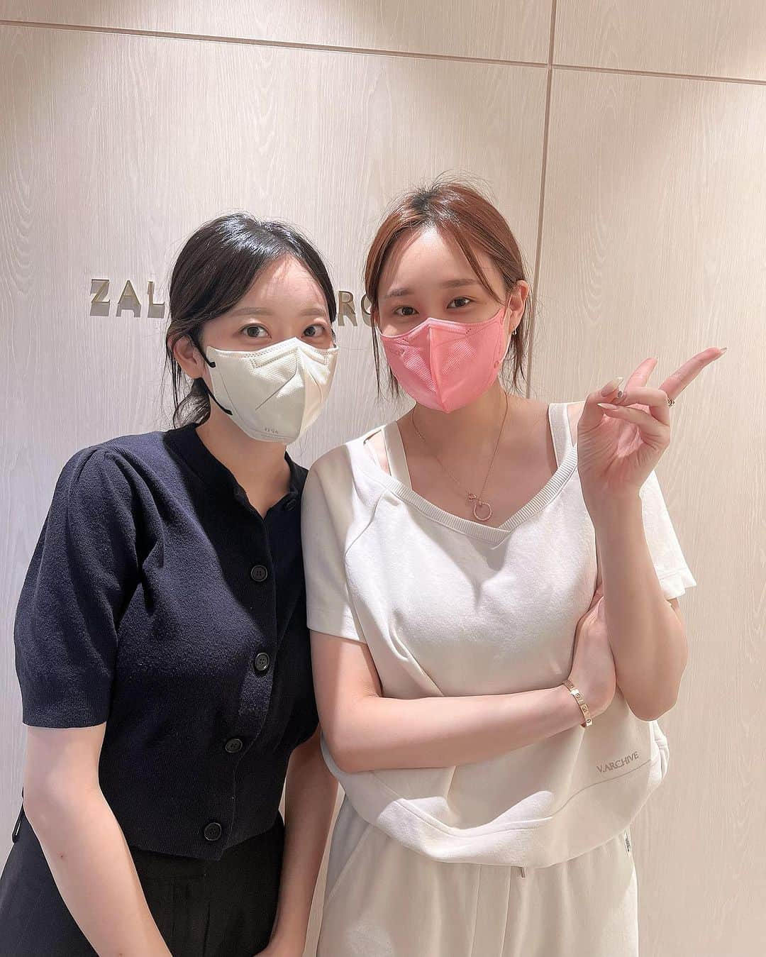 愛場れいらさんのインスタグラム写真 - (愛場れいらInstagram)「PR 韓国🇰🇷で眉アートをして貰ったよ💄💓 眉毛を描くのが一番苦手で、自分の顔に合う形もわからなかったので🥹 日本だと🇯🇵10〜20万するものですが、 韓国ではこの価格‼️  なんちゃんと一緒にインスタで、 一番上手なデザインのところを探し出して行ってきました✈️ #zalgreenbrow  さん 君子駅🚉から徒歩1分 清潔で綺麗なお店と✨ 美人で優しいスタッフさん達🥰  男性におすすめの美容は、 1.眉アート　2.肌管理　3.歯のホワイトニング だと思ってます💡 若くイケメンに見えるし是非やってみてね😎  手順は💓ラインで日本語で予約できちゃう📱 麻酔クリーム塗布→好きなデザインを伝える→下書きしてくれて確認 →30分くらいで完了・痛みや感覚は0で眠れるよ💤 →最初は濃いけど1週間で馴染むそうです  またYouTubeにものせます😊❤︎  #韓国旅行  #韓国美容　#韓国眉アート #眉アート　#韓国コスメ  #眉毛サロン  #眉毛メイク  #肌男　#男性美容　#モテ講座」9月21日 10時22分 - aibareira2